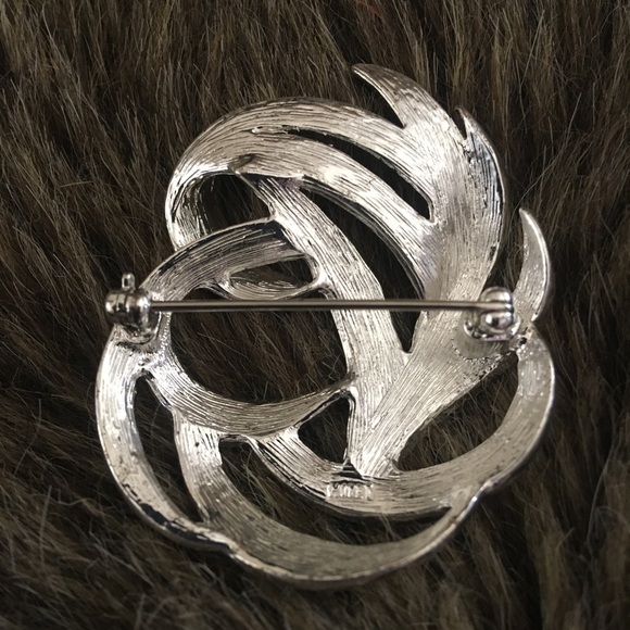 Vintage Monet textured silver tone cluster brooch - Picture 2 of 6